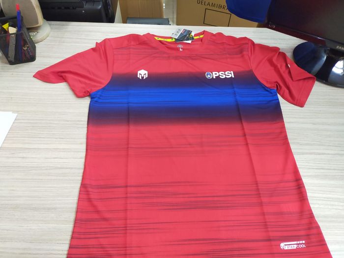 Jersey latihan timnas Indonesia yang diproduksi oleh apparel Mills Sport.