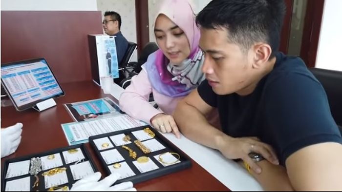 Rezky Aditya dan Citra Kirana menjual emas mereka