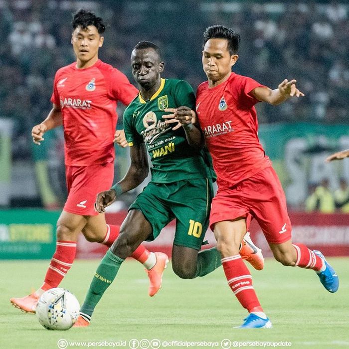 Pemain Persebaya Surabaya, Makan Konate, dikawal ketat oleh dua pemain Sabah FA dalam laga persahabatan di Stadion Gelora Bung Tomo, Surabaya, Sabtu (8/2/2020).