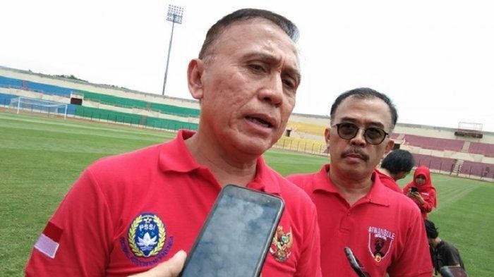 Ketua Umum PSSI, Iwan Bule, melihat persiapan Stadion Sultan Agung, Bantul, untuk sebagai venue pendukung Piala Dunia U-20 2021.