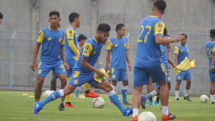 Para pemain Bhayangkara FC menjalani latihan resmi jelang Piala Gubernur Jatim 2020 di Stadion Gelora Bangkalan, Madura, Minggu (9/2/2020).