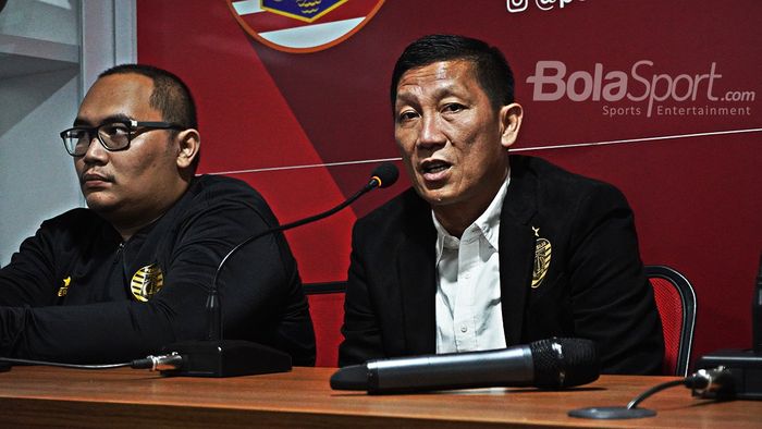 Direktur Olahraga Persija Jakarta, Ferry Paulus, menyampaikan keterangan seputar transfer tim saat perkenalan Osvaldo Haay pada Senin (10/2/2020).