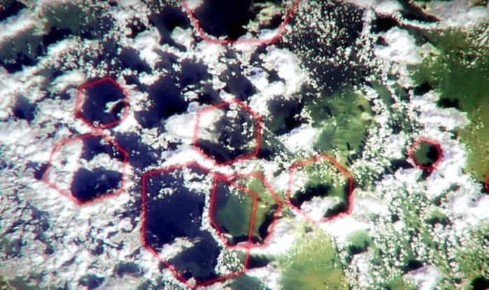 Pola segi enam yang sama yang ditemukan di Inggris