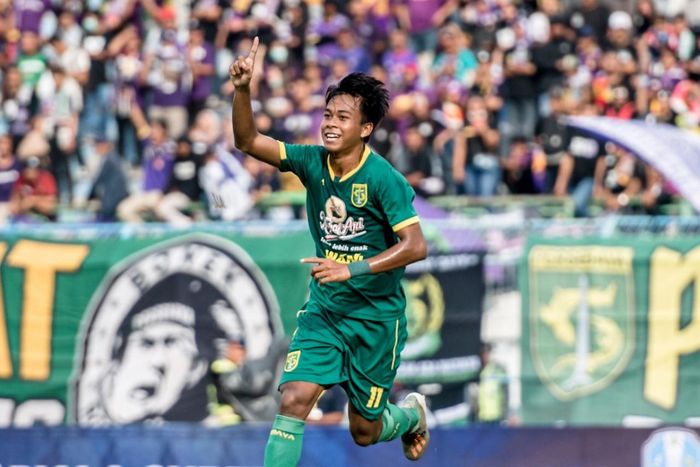 Winger Persebaya Surabaya, Mochamad Supriadi, merayakan gol yang dicetaknya pada laga pembuka Persebaya Surabaya di Piala Gubernur Jatim 2020 yang berlangsung di Stadion Gelora Bangkalan, Madura, Senin (10/2/2020).