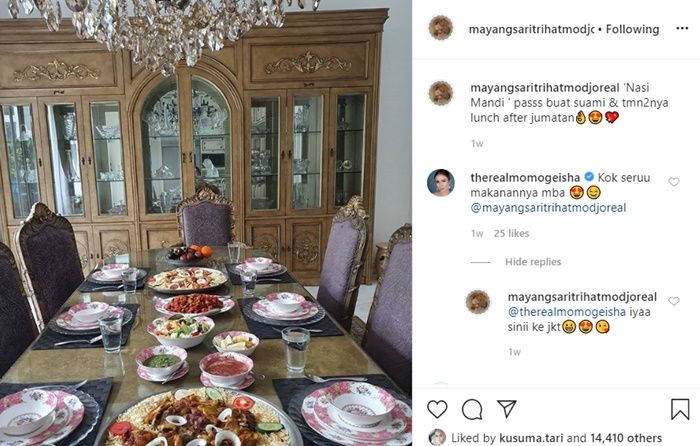 Ruang makan indoor di rumah Mayangsari