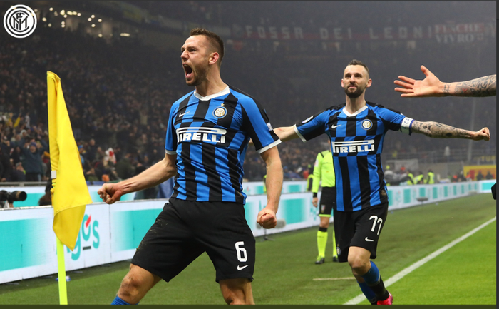 Stefan de Vrij dan Marcelo Brozovic merayakan gol Inter Milan ke gawang AC Milan dalam partai Liga Italia di Giuseppe Meazza, 9 Februari 2020.