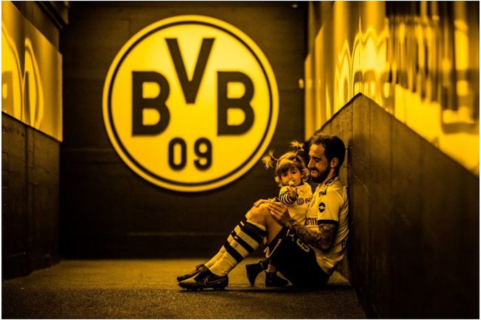 Paco Alcacer, ketika masih memperkuat Borussia Dortmund, bersama anaknya.