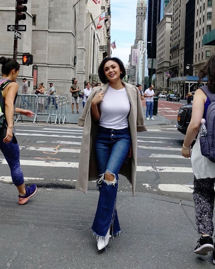 Yuni Shara Kepergok Pakai Celana Jeans Sobek saat Liburan Yuni Shara Kepergok Pakai Celana Jeans Sobek saat Liburan