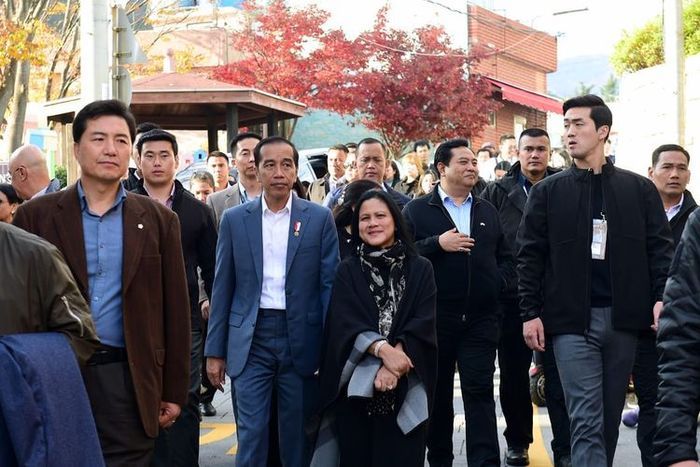 Gaya modis Iriana Jokowi saat ke Korea