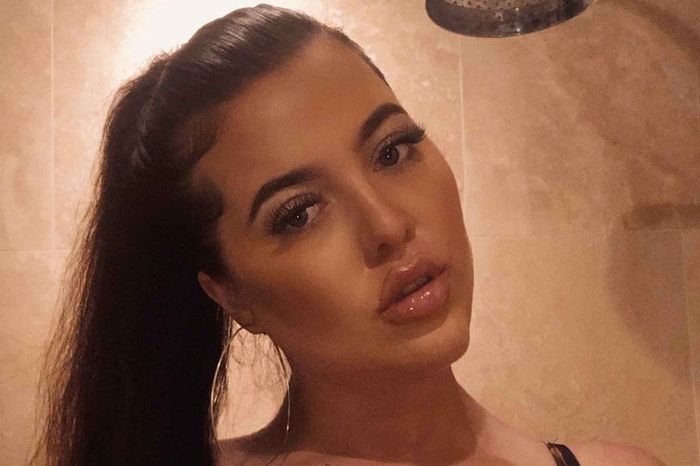 Phoebe Ellis tampil lebih percaya diri setelah dua payudara tambahannya diangkat