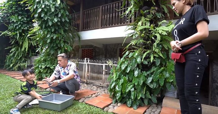 Nikita Mirzani tak mau mendekat saat ular milik Irfan Hakim sedang dimandikan