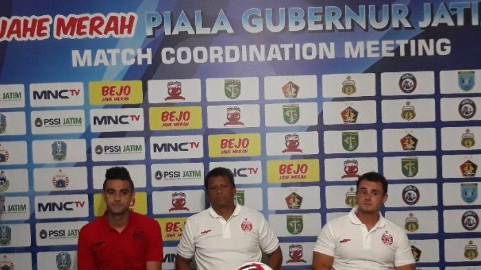 Pelatih kepala Persija, Sergio Farias (tengah) bersama asisten pelatih Rodrigo Pellegrino (kanan) dan Otavio Dutra (kiri) saat menghadiri jumpa pers di Kantor Arema, Malang, Jawa Timur, Senin (10/2/2020).