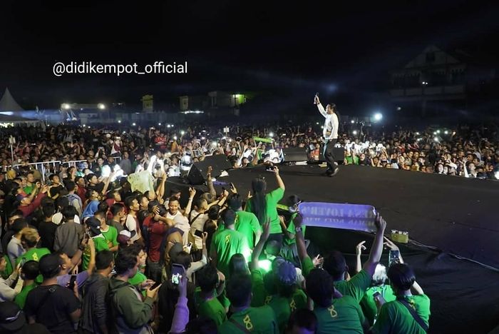 Didi Kempot sedang manggung