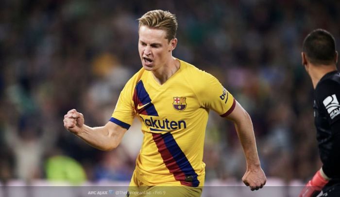 Gelandang Barcelona, Frenkie de Jong, melakukan perayaan setelah berhasil membobol gawang Real Betis di pekan ke-23 Liga Spanyol, Minggu (9/2/2020).