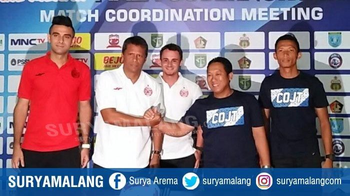 Pelatih Persija Jakarta, Sergio Farias, bersalaman dengan asisten pelatih Persela Lamongan, Didik Ludianto, dalam konferensi pers di Kantor Arema FC, Malang, Senin (10/2/2020).