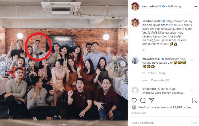 gaya kocak Harvey saat foto menarik perhatian netizen