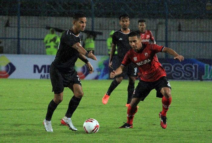 Aksi Renan Silva (kiri) dalam laga pramusim Piala Gubernur Jawa Timur antara Madura United kontra Bhayangkara FC di Stadion Gelora Bangkalan, Madura, Senin (10/2/2020).