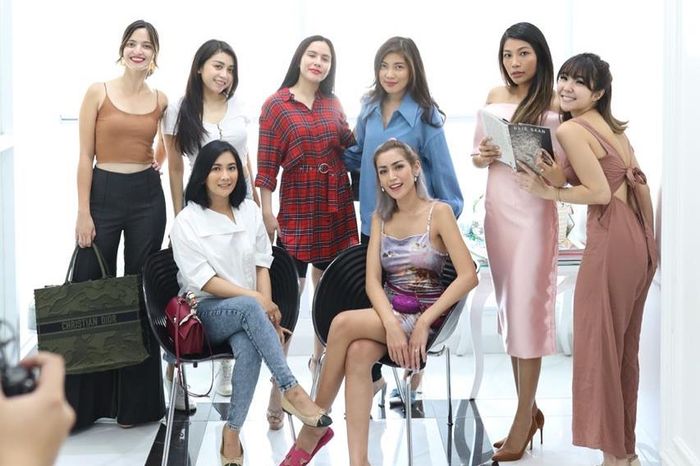 Nia Ramadhani bersama Girls Squad saat fitting baju bridesmaid