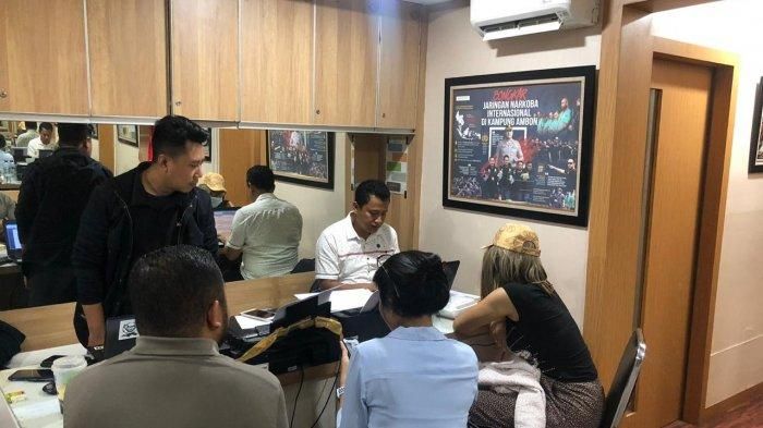Lucinta Luna (memakai topi) menjalani pemeriksaan di Satuan Narkoba Polres Jakarta Barat. (Dok Istimewa) 