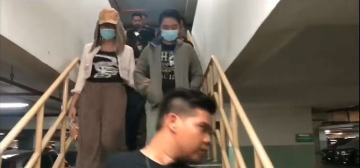 Lucinta Luna dan kekasihnya, <a href='https://pontianak.tribunnews.com/tag/abash' title='Abash'>Abash</a>, digiring oleh petugas melalui tangga yang menghubungkan ke area parkir di basement, untuk selanjutnya menuju Polres Metro Jakarta Barat.