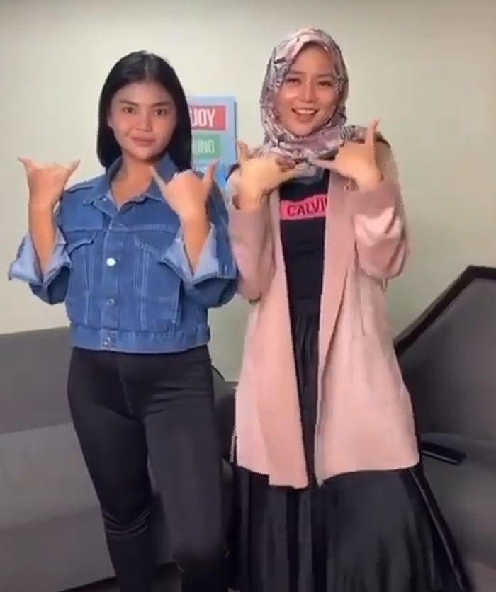 Rosa Meldianti tampil kasual saat main tik tok, perut buncitnya yang terlihat bikin salah fokus netizen.