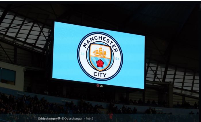 Logo Manchester City terpampang di layar stadion.