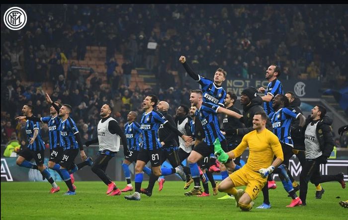 Pemain Inter Milan merayakan kemenangan atas AC Milan dalam laga Liga Italia di Giuseppe Meazza, 9 Februari 2020.