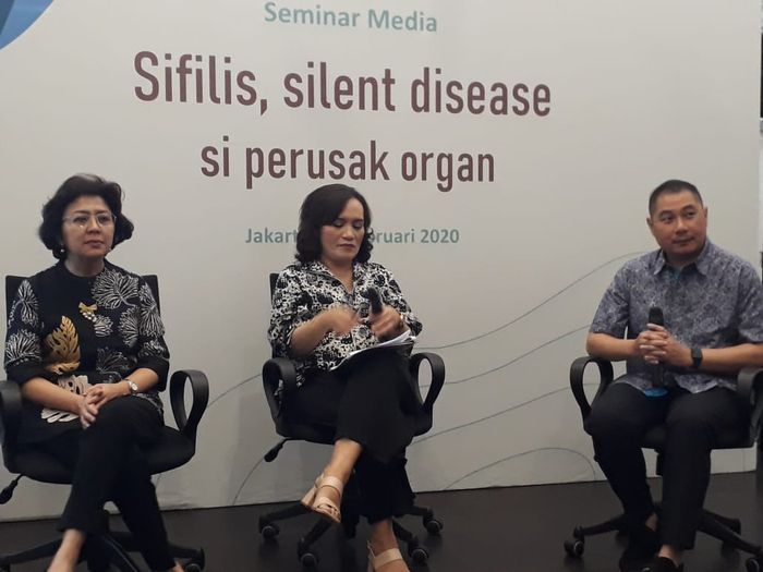 Seminar penyakit berbahaya sifilis bersama Dr.dr Wresti Indriatmi, SpKK (K) (kiri) dan dr. Anthony Handoko, SpKK, FINDSV (kanan). 