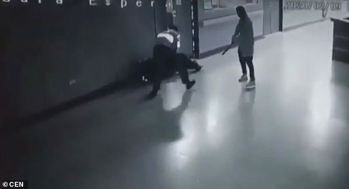 Aksi penembakan dua pembunuh bayaran terhadap tahanan yang tengah dirawat di rumah sakit