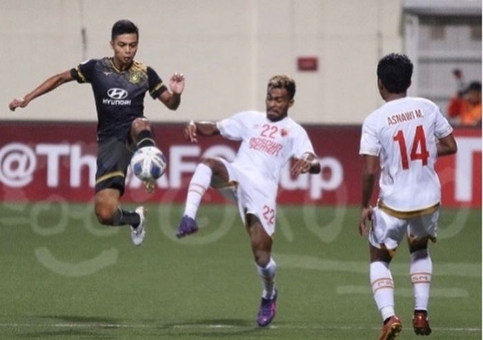 Bek <a href='https://makassar.tribunnews.com/tag/tampines-rovers' title='Tampines Rovers'>Tampines Rovers</a>, Irwan Shah, saat berjibaku dengan pemain <a href='https://makassar.tribunnews.com/tag/psm-makassar' title='PSM Makassar'>PSM Makassar</a>