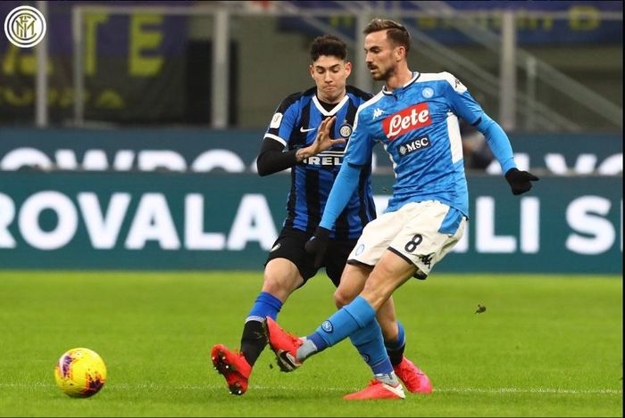Gelandang Napoli, Fabian Ruiz, saat berhadapan dengan bek Inter Milan, Alessandro Bastoni di pertandingan semi-final Coppa Italia, Rabu (12/2/2020).