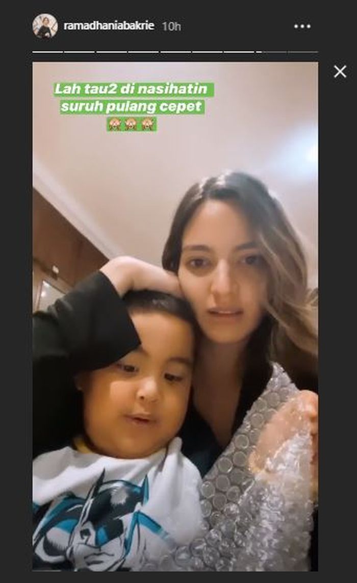 Nia dinasehati sang putra agar pulang cepat