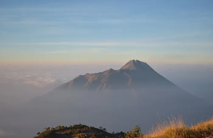 Gunung Merapi Memiliki Tipe Letusan Efusif dan Eksplosif, Ini Perbedaan