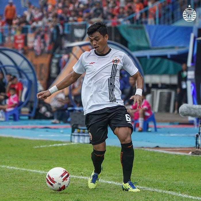 Alfath Fathier saat membela Persija Jakarta melawan Sabah FA pada kaga kedua Grup B Piala Gubernur Jatim 2020.