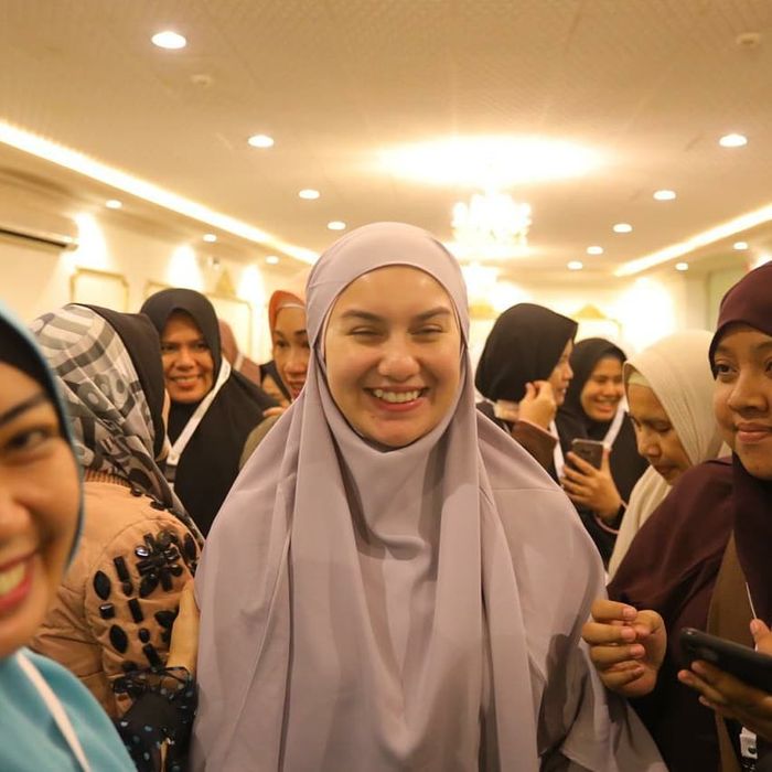 Irish Bella bersama jamaah Umroh lainnya