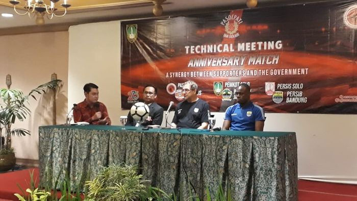 Pelatih Persib Bandung, Robert Rene Alberts, bersama pemainnya, Victor Igbonefo, saat sesi konferensi pers jelang laga uji coba kontra Persis Solo, sabtu (15/2/2020).