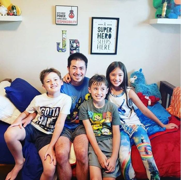 Thomas bersama anak-anaknya yang kini telah tumbuh dewasa.