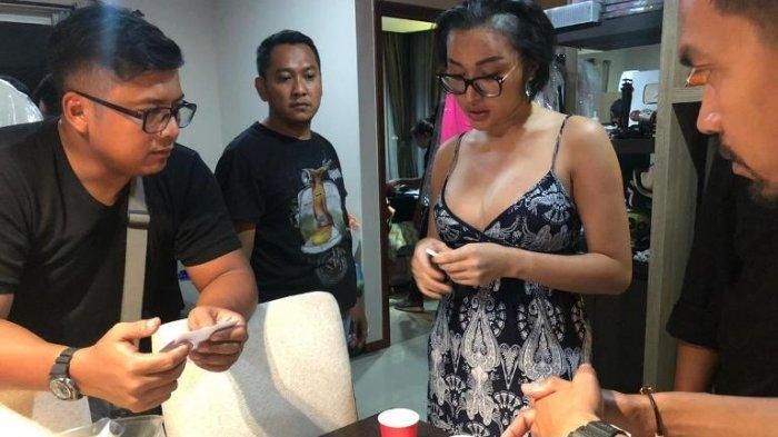 Lucinta Luna saat digerebek oleh Satuan Reserse Narkoba Polres Metro Jakarta Barat di kediamannya, dini hari.