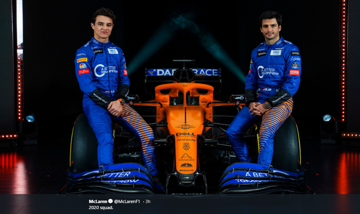 Pembalap McLaren, Lando Norris (kiri) dan Carlos Sainz Jr., berpose bersama mobil balap MCL35 yang akan digunakan di Formula 1 musim 2020.