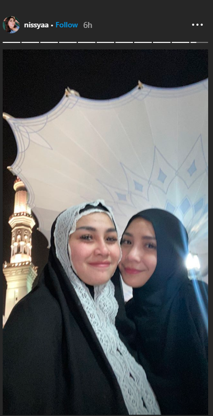 Tampilan Nagita Slavina dengan hijab
