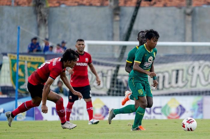 Aksi winger Persebaya Surabaya, Mochamad Supriadi, saat laga kontra Madura United pada fase grup Piala Gubernur Jatim 2020 di Stadion Gelora Bangkalan, Madura, Jumat (14/2/2020).