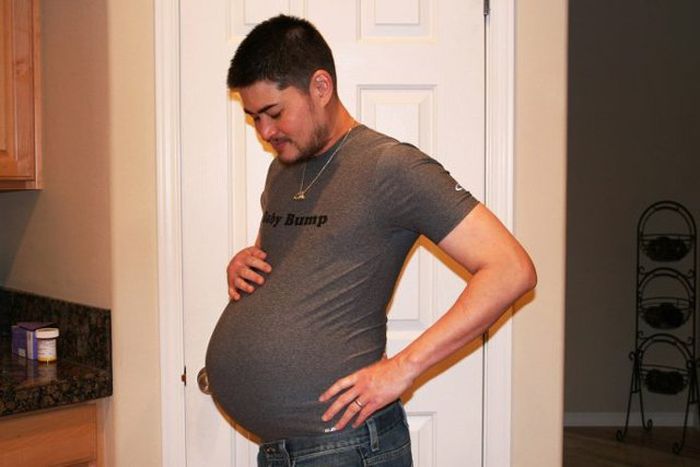 Thomas Beatie pria pertama di dunia yang sanggup hamil dan melahirkan anak.