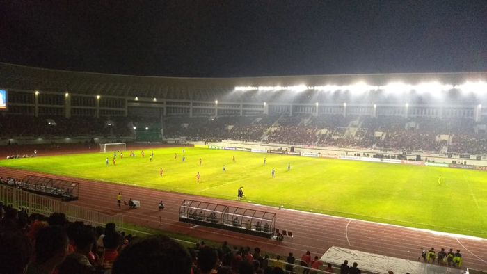 Pertandingan uji coba antara Persis lawan Persib di Stadion Manahan, Solo, Sabtu (15/2/2020).