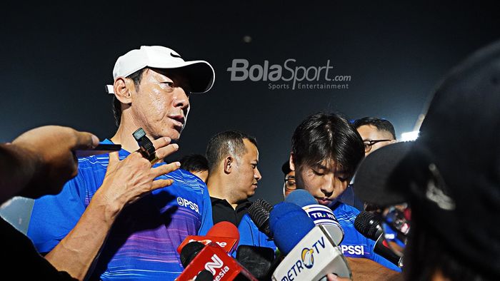 Pelatih timnas Indonesia, Shin Tae-yong, usai memimpin sesi latihan anak-anak asuhnya di Stadion Madya, Senayan, Jakarta Pusat, Jumat (14/2/2020).