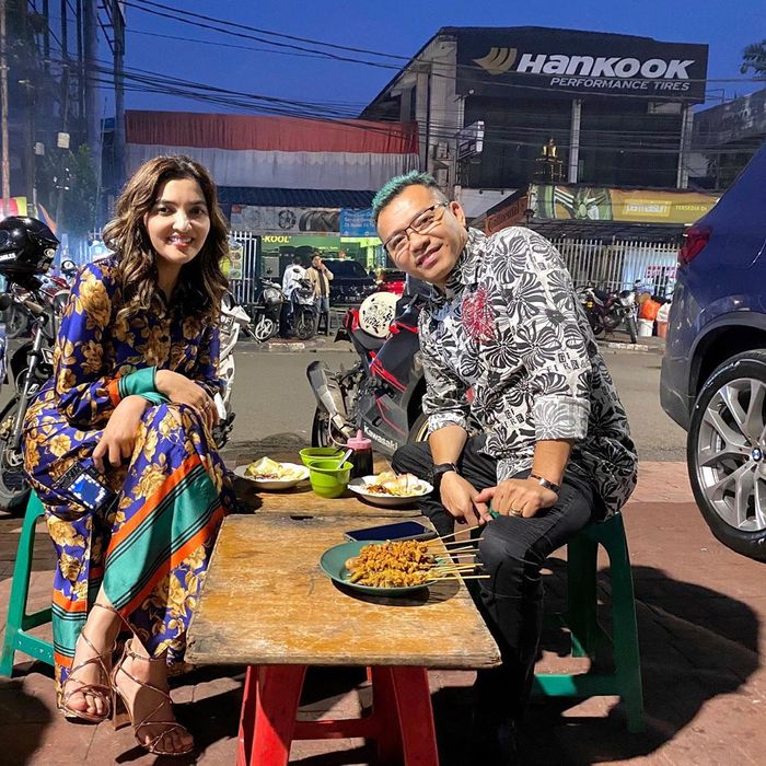 Gak Gengsi Makan di Pinggir Jalan, Ini Penampilan Ashanty Duduk di Kursi Plastik Pakai Dress dan Sepatu Heels