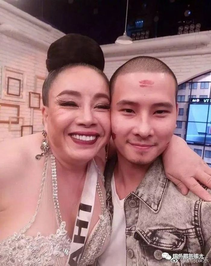 Lena dan salah satu berondongnya.