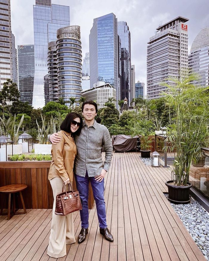 Penampilan Syahrini saat dirangkul mesra sang suami, Reino Barack