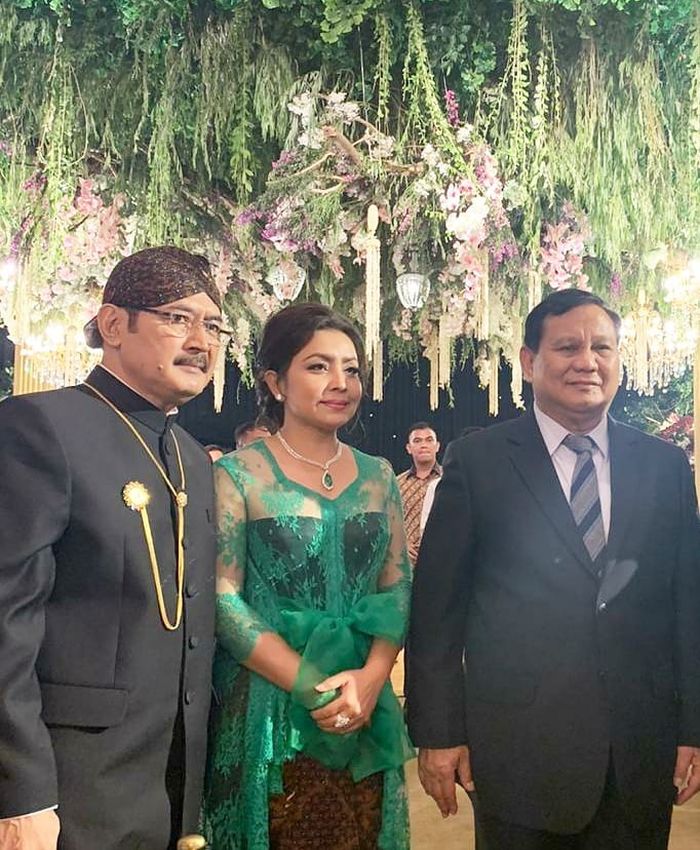 Hadiri pernikahan mantan suami Lulu Tobing, Mayangsari tampil anggun dalam balutan kebaya hijau dengan pita raksasa