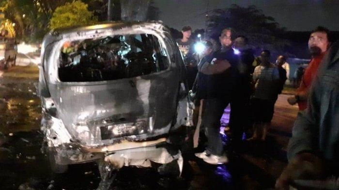 Mobil Hendra Halim, pengusaha kelab malam The Cube hangus terbakar setelah menabrak pohon di Jalan Jamin Ginting, tepat di depan Pajak USU, Jumat (14/2/2020) dini hari WIB. 