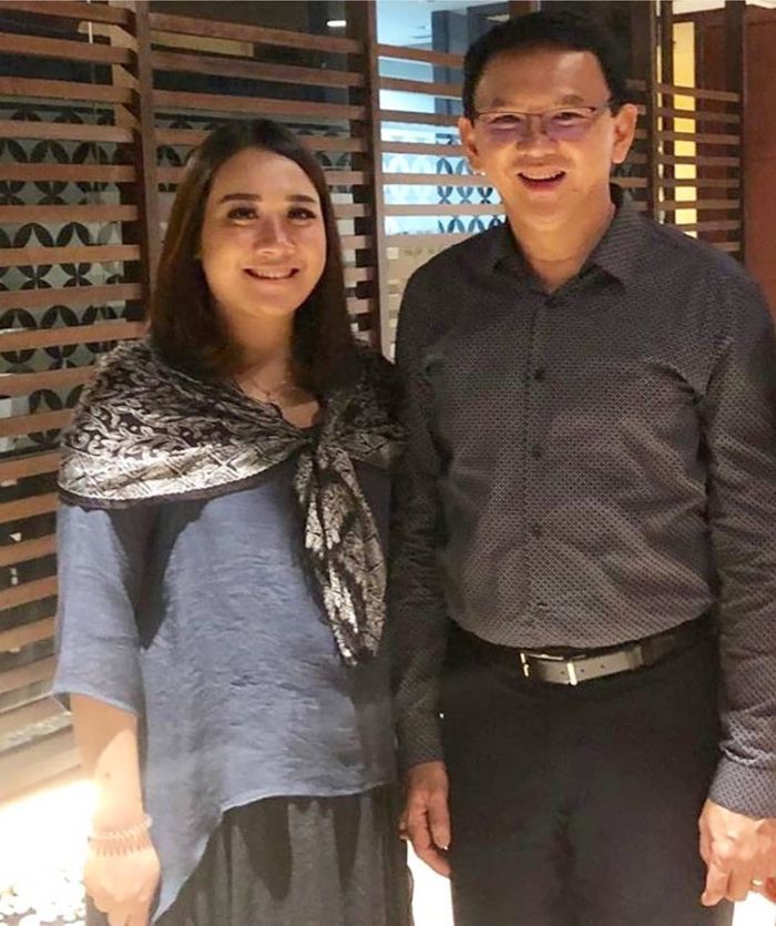 Potret Puput Nastiti Devi menggunakan syal